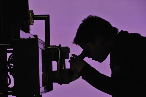 pozorovateľ s mikroskopom, skúmanie detailov
